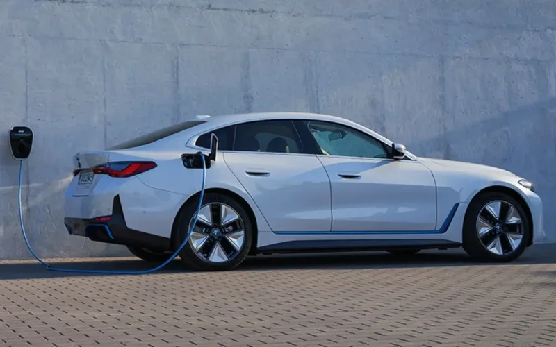 BMW i4 đang sạc tại nhà