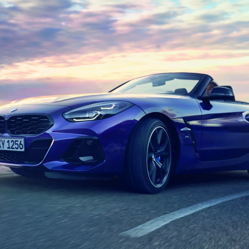 BMW Z4 Roadster mui trần lúc hoàng hôn