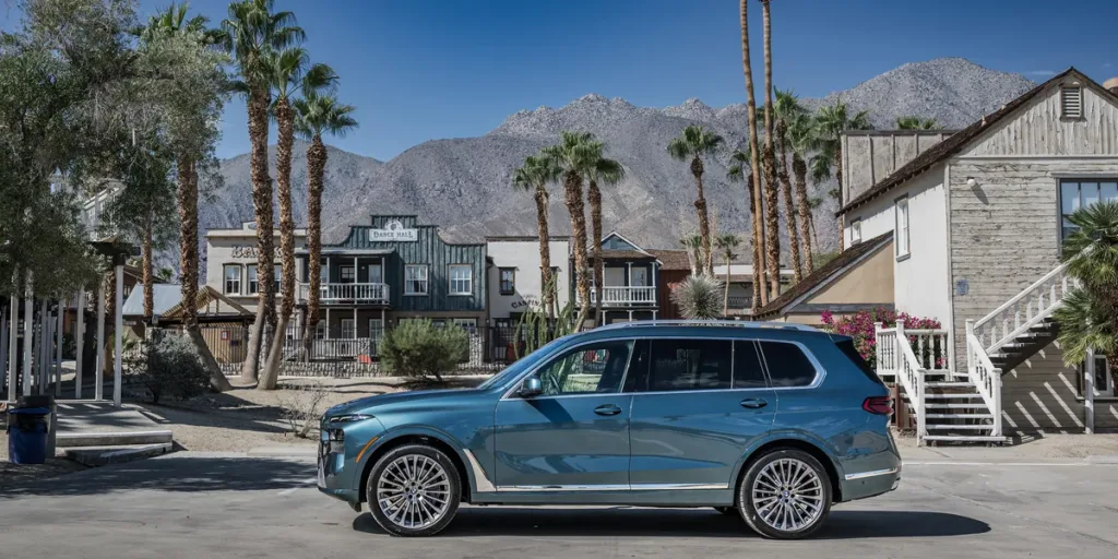 BMW X7 trên cung đường sa mạc