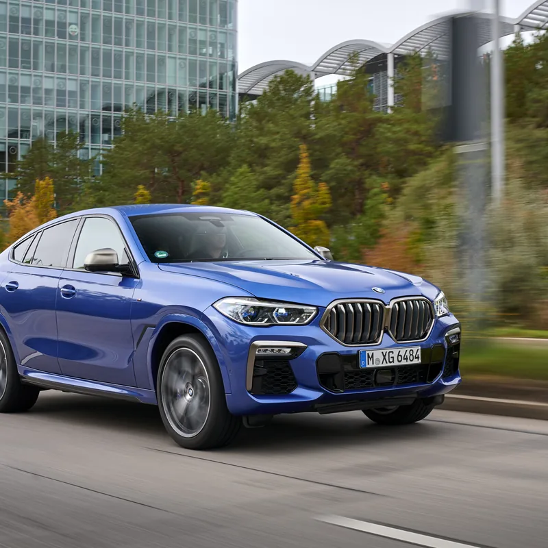 BMW X6 trên đường đô thị